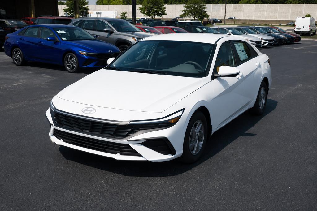 New 2026 Hyundai ELANTRA SE