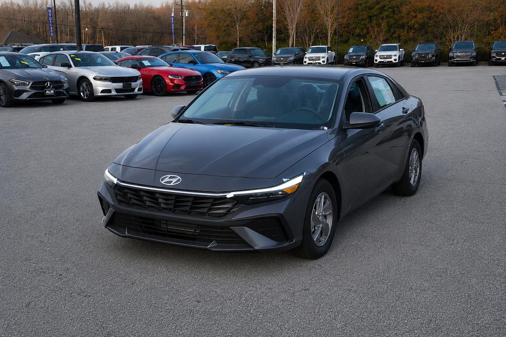 New 2026 Hyundai ELANTRA SE