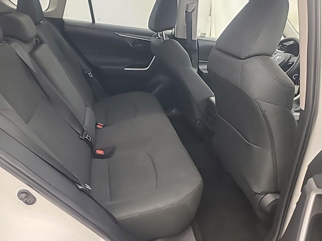 صورة مصغرة 17 لـ 2025 Toyota RAV4 LE