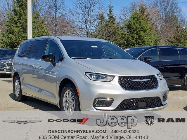 New 2026 Chrysler Pacifica Select