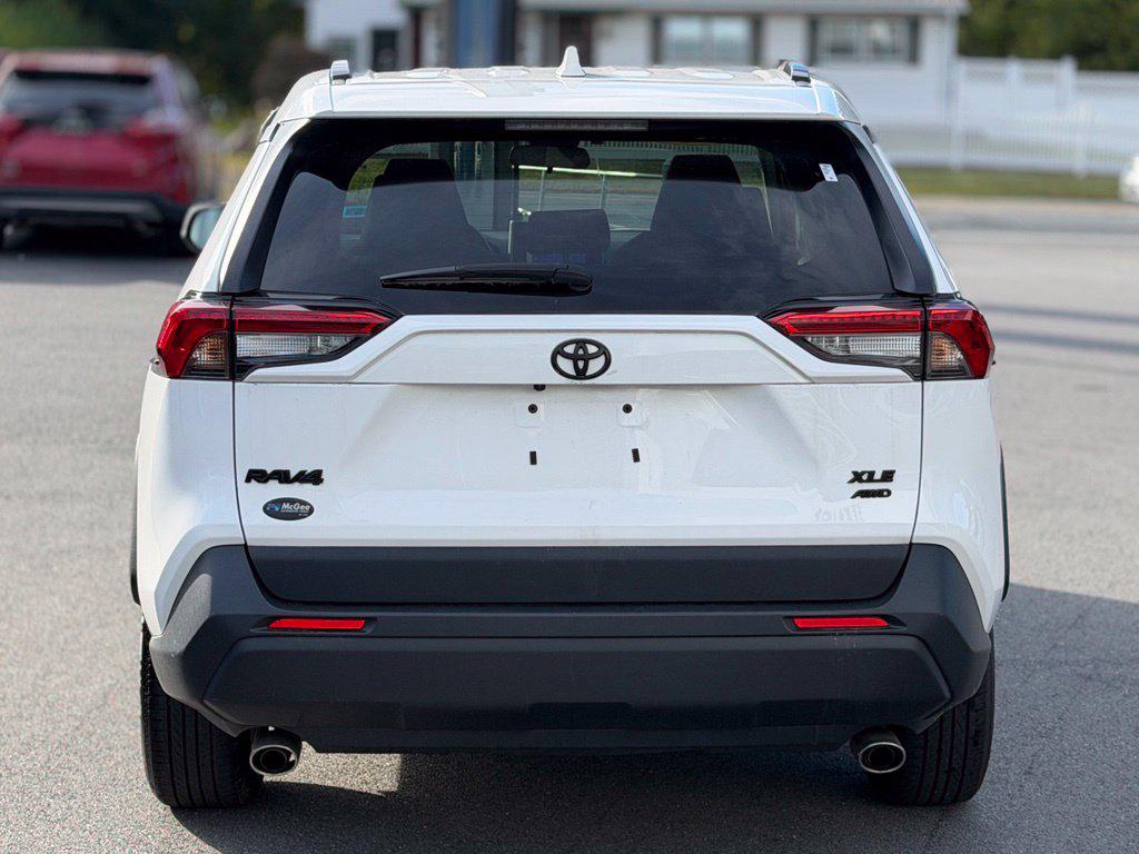 2025 Toyota RAV4 XLE — миниатюра 4