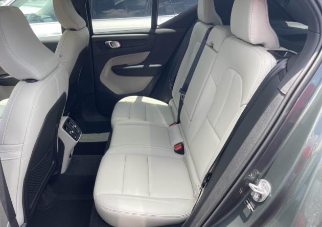 2026 Volvo XC40 ULTRA, B5 AWD GAS (MILD HYBRID), DARK 照片 9