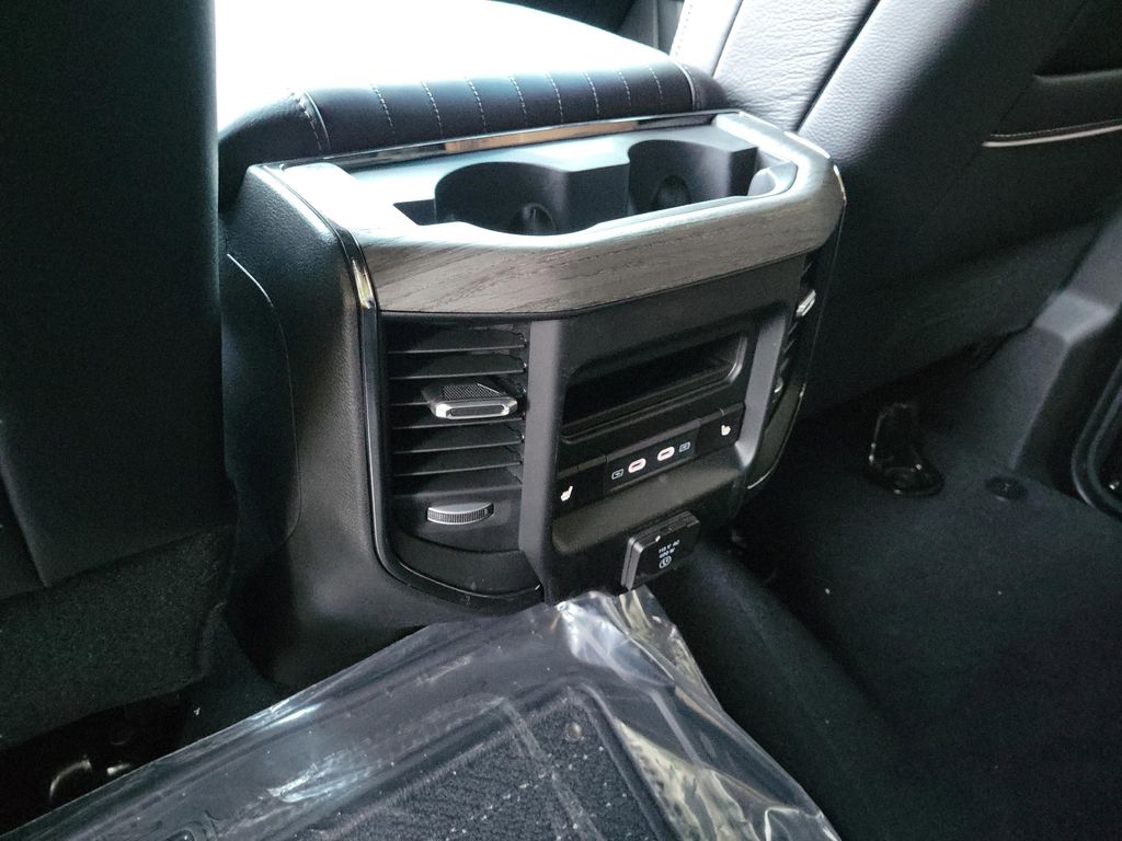 2026 RAM 3500 LIMITED MEGA CAB 4X4 6'4' BOX — миниатюра 11