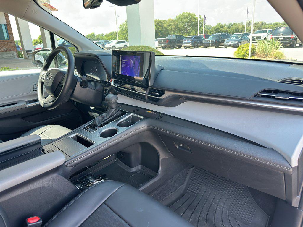2026 Toyota SIENNA LE thumbnail 28