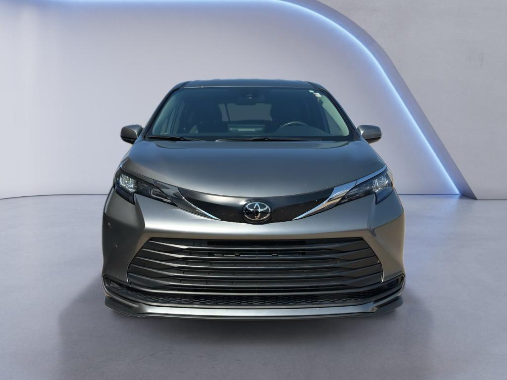 2026 Toyota SIENNA LE thumbnail 12