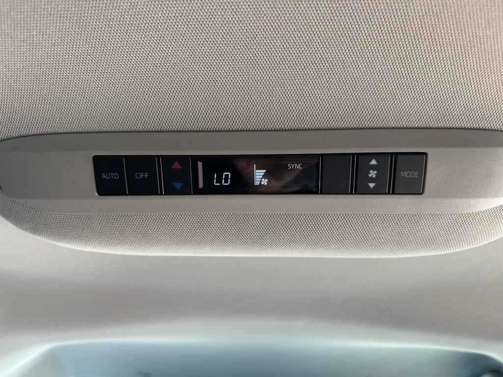 2026 Toyota SIENNA LE thumbnail 30