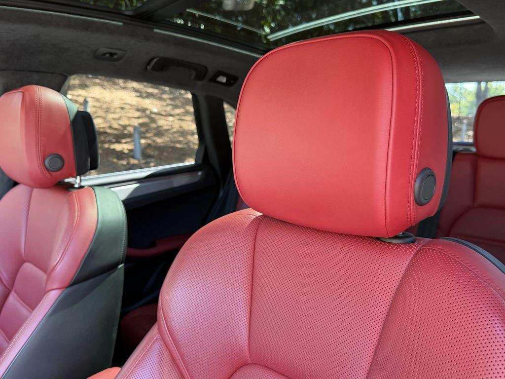 صورة 30 لـ 2021 Porsche MACAN TURBO