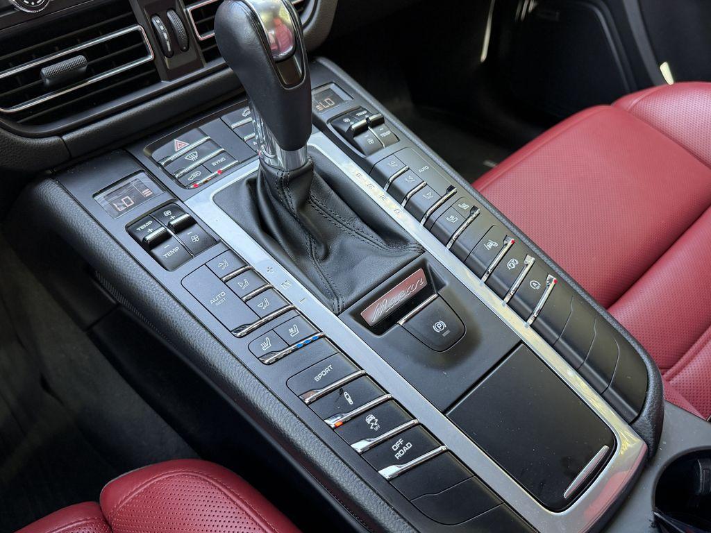 صورة 26 لـ 2021 Porsche MACAN TURBO