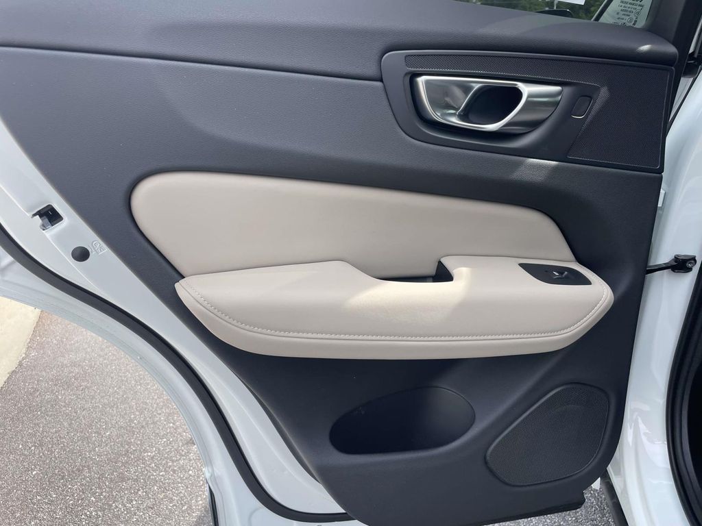 صورة 10 لـ 2026 Volvo XC60 PLUG-IN HYBRID PLUS, T8 AWD ELECTRIC/GASOLINE