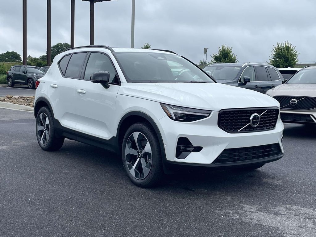 New 2026 Volvo XC40 Plus, B5 AWD Gas (mild hybrid), Dark
