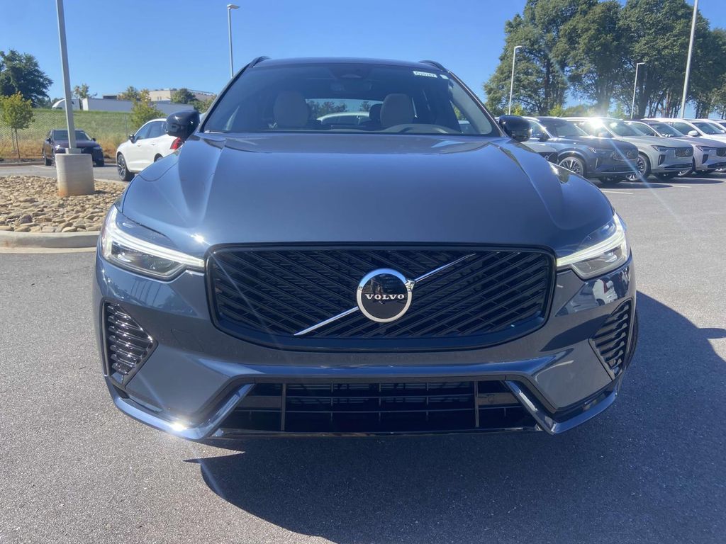 2026 Volvo XC60 B5 CORE photo 2
