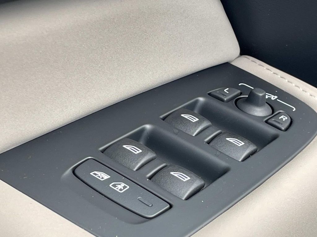 2026 Volvo XC60 B5 PLUS — миниатюра 17