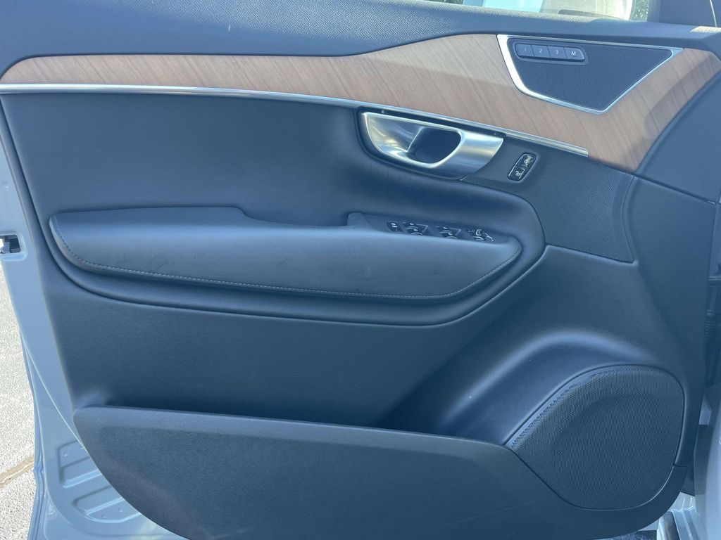 2024 Volvo XC90 B6 PLUS BRIGHT THEME 7-SEATER thumbnail 16