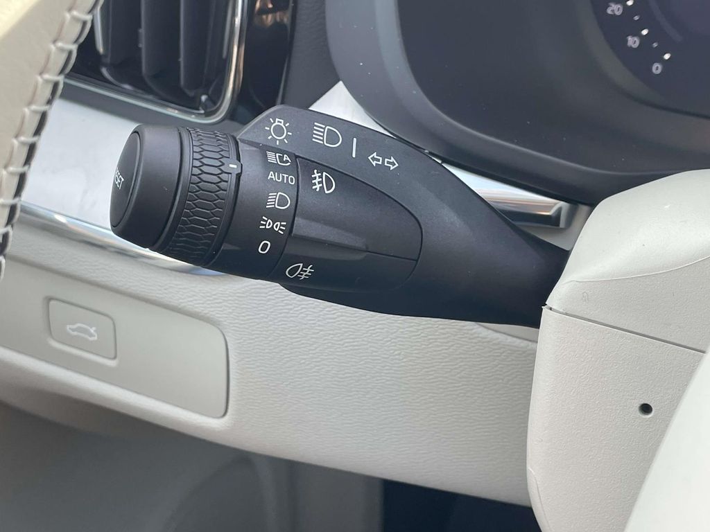 2026 Volvo XC60 B5 ULTRA thumbnail 28