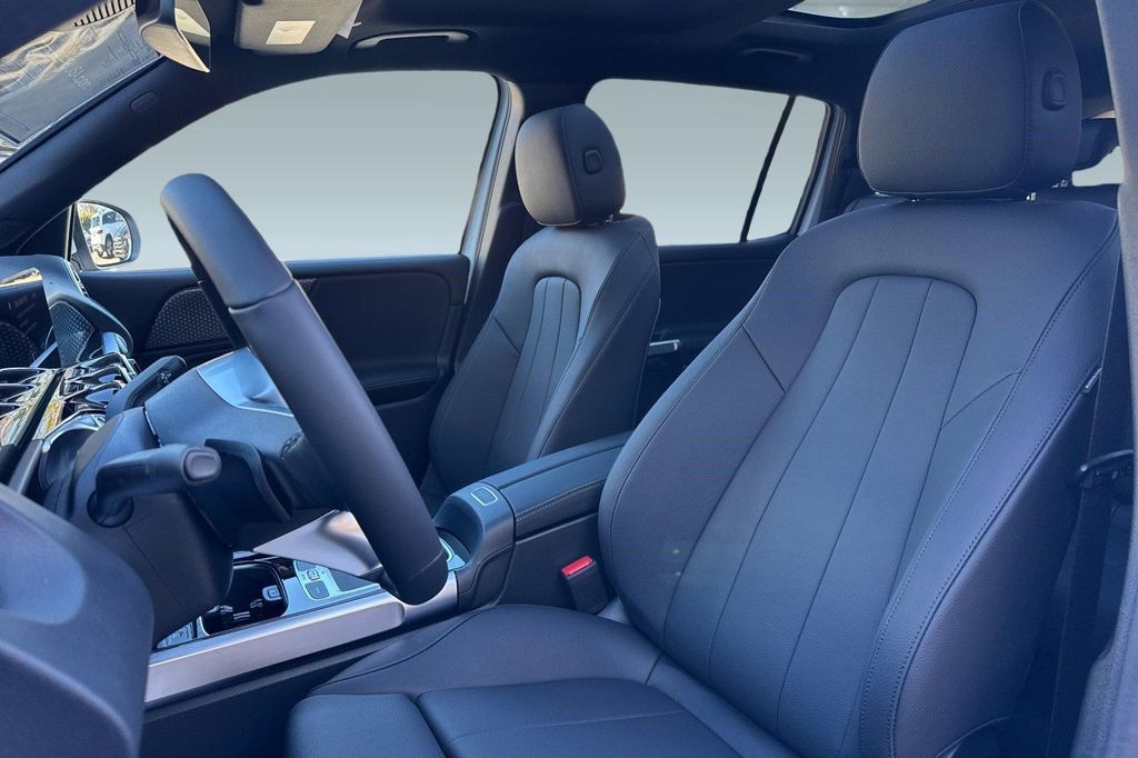 2026 Mercedes-BENZ GLB — миниатюра 18
