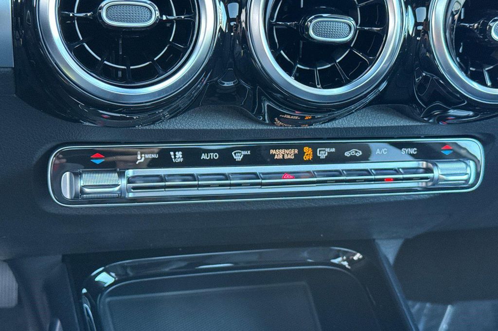 2026 Mercedes-BENZ GLB — миниатюра 15