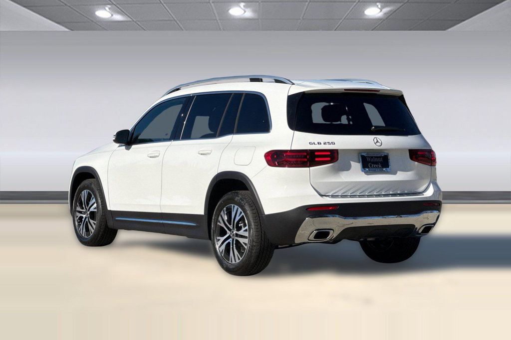2026 Mercedes-BENZ GLB — миниатюра 3