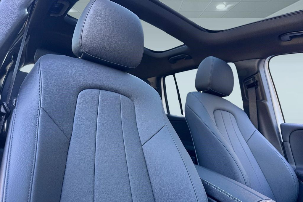 2026 Mercedes-BENZ GLB — миниатюра 23