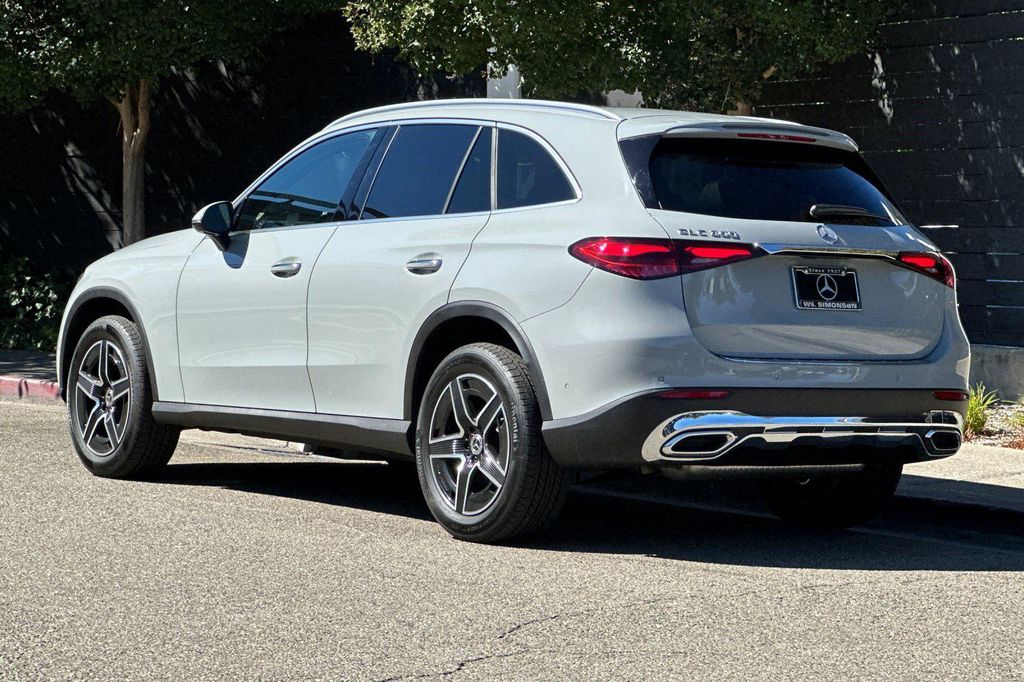 2026 Mercedes-BENZ GLC thumbnail 3