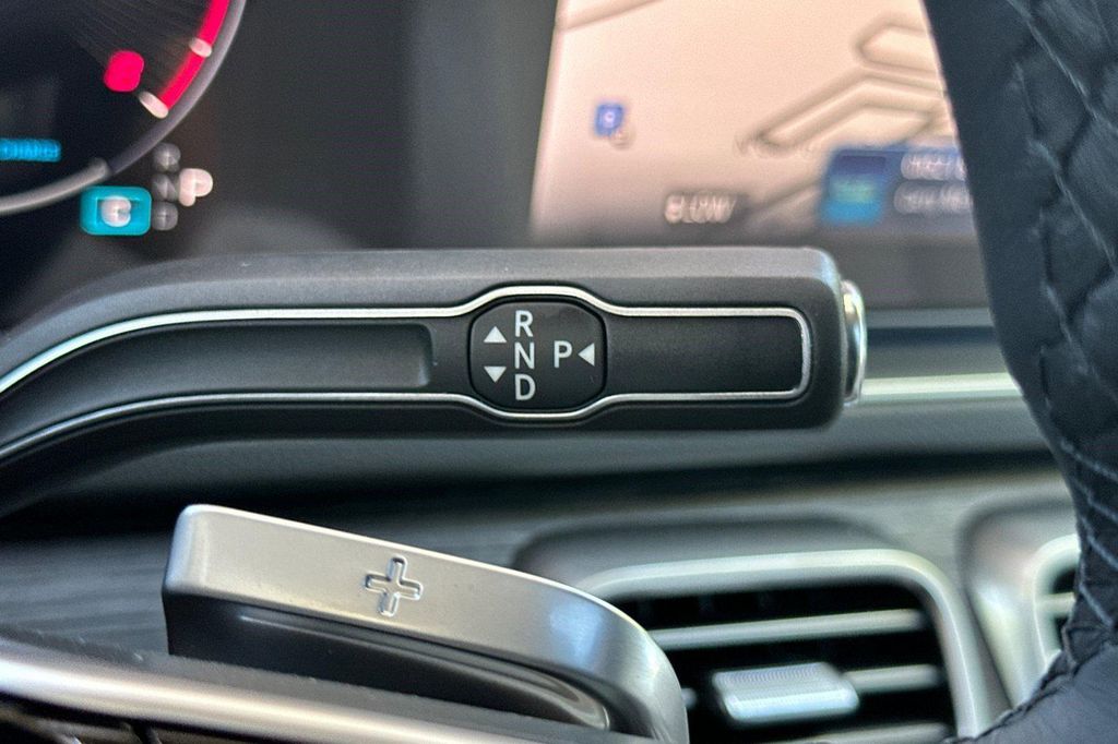 2026 Mercedes-BENZ GLE — миниатюра 18