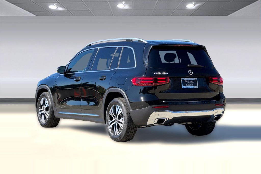 2026 Mercedes-BENZ GLB — миниатюра 3