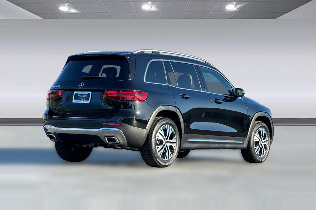 2026 Mercedes-BENZ GLB — миниатюра 9