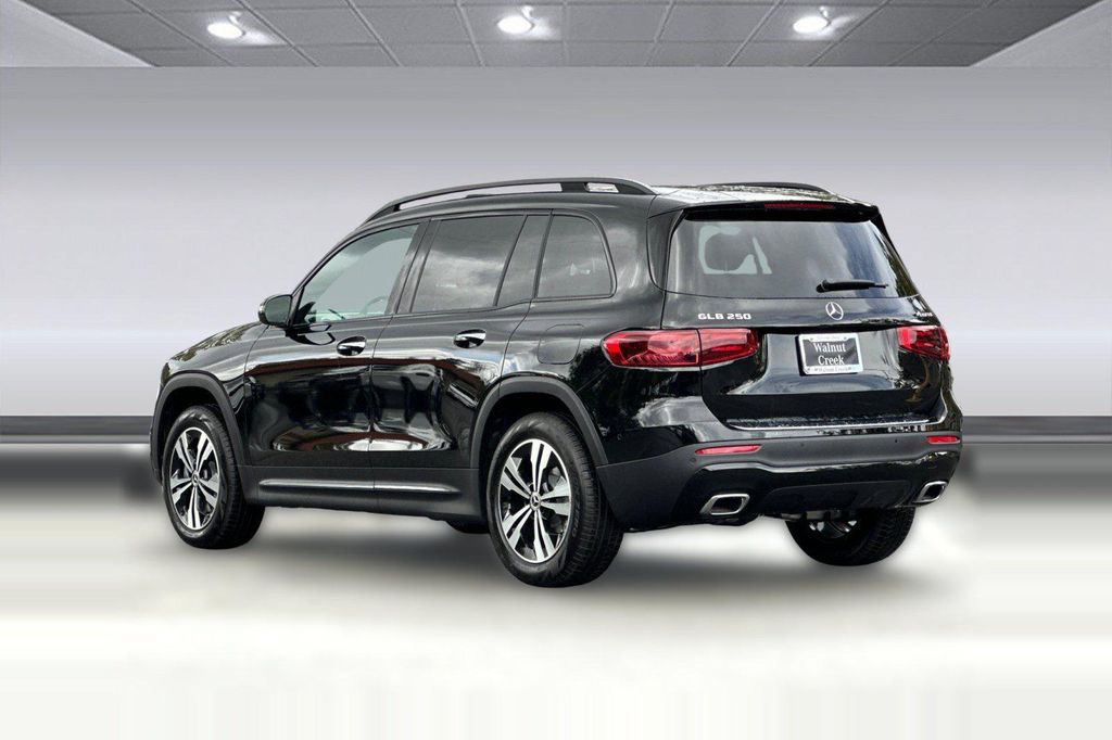 2026 Mercedes-BENZ GLB — миниатюра 3