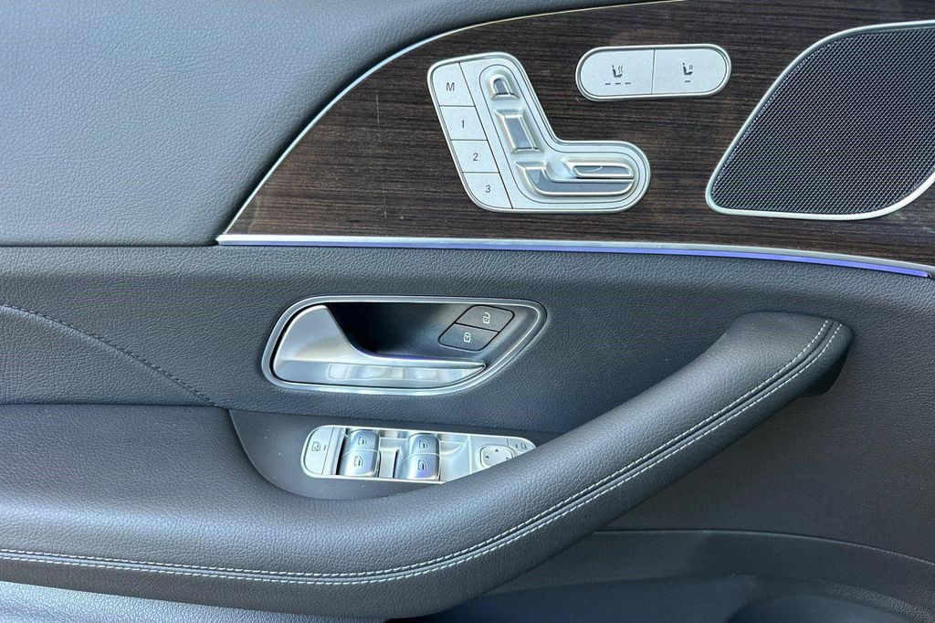 2026 Mercedes-BENZ GLE — миниатюра 13