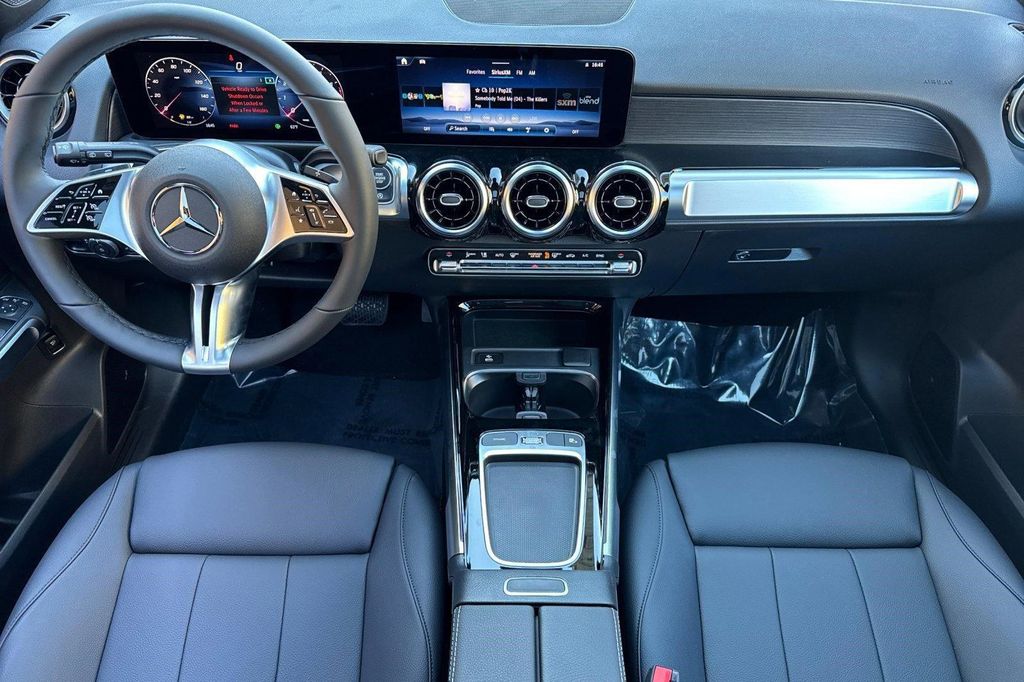 2026 Mercedes-BENZ GLB — миниатюра 13