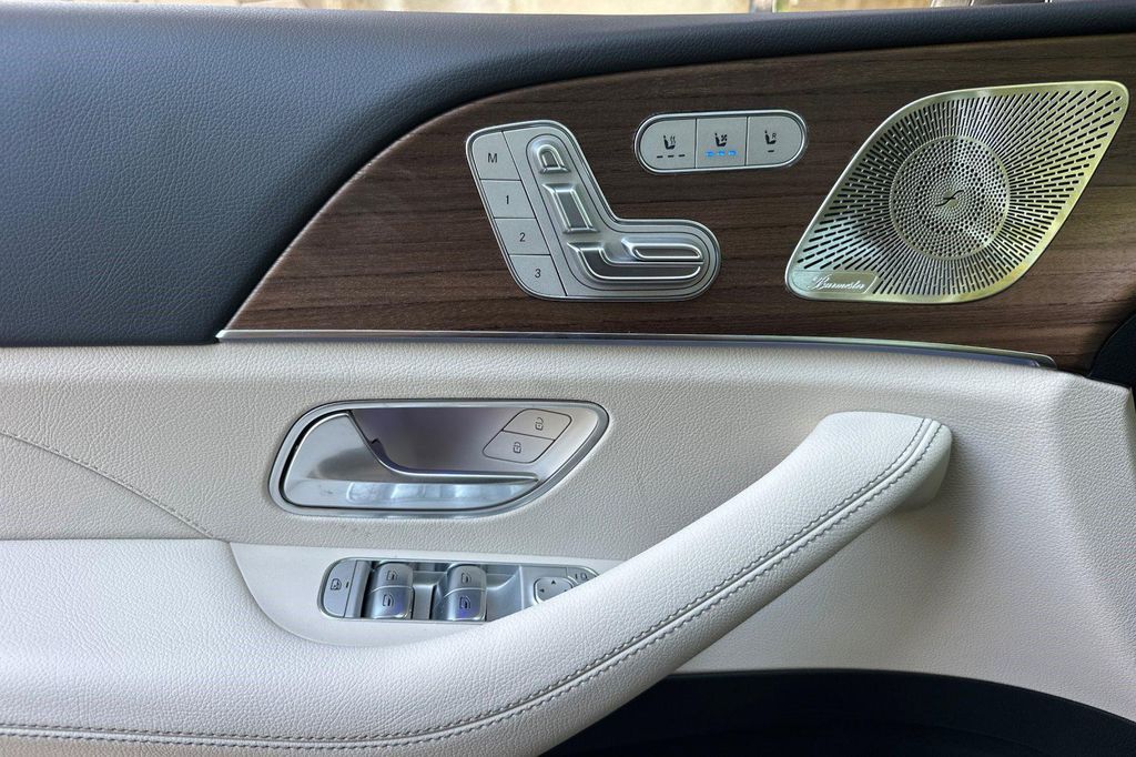 2026 Mercedes-BENZ GLS — миниатюра 13