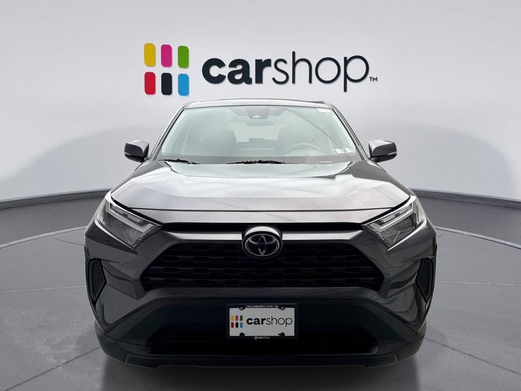 صورة 8 لـ 2023 Toyota RAV4 LE