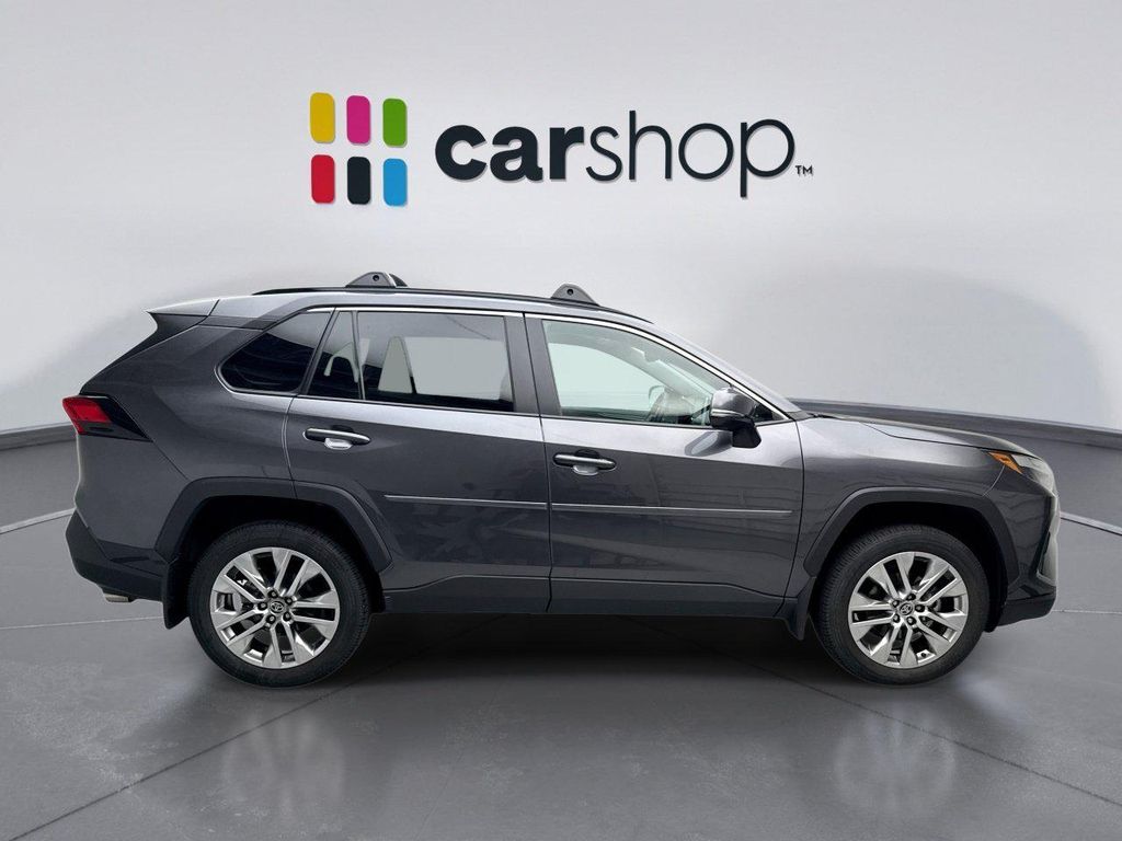 2025 Toyota RAV4 XLE PREMIUM — фото 6