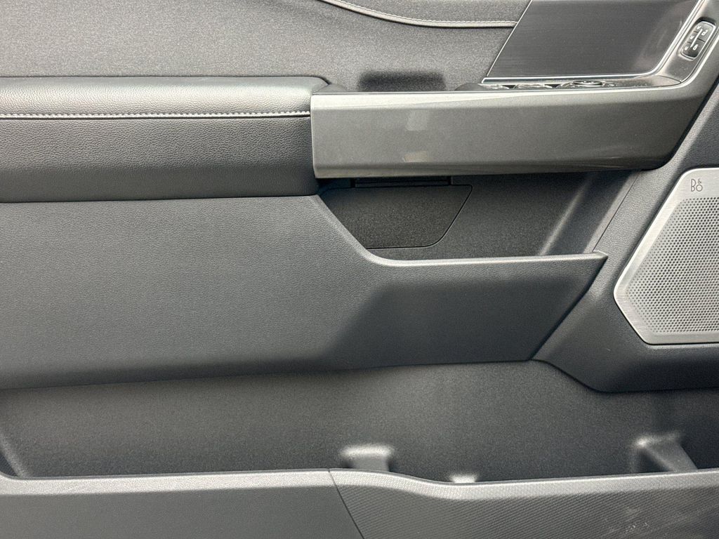 2023 FORD F-150 LARIAT photo 9