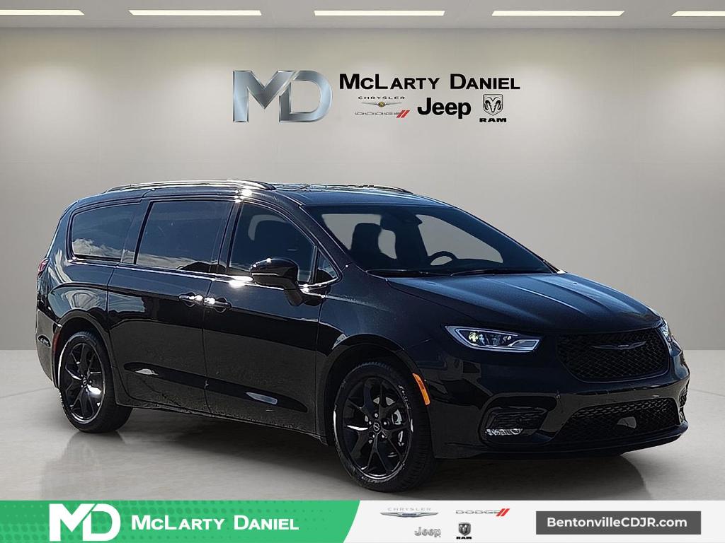 New 2026 Chrysler Pacifica Select