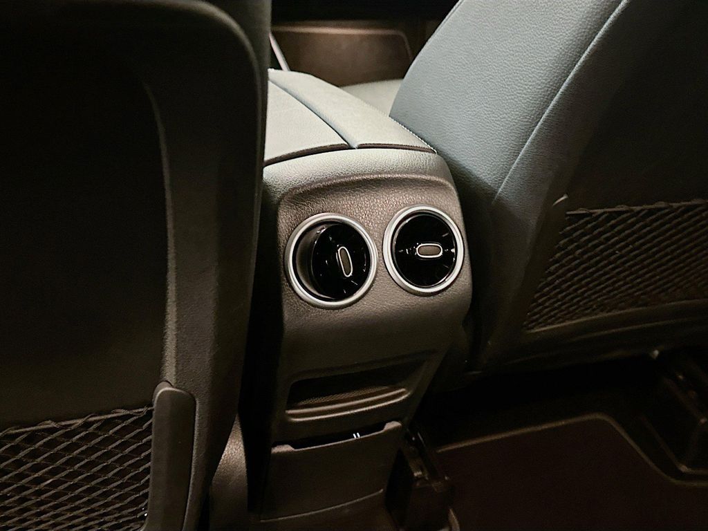2025 Mercedes-BENZ GLB — миниатюра 24
