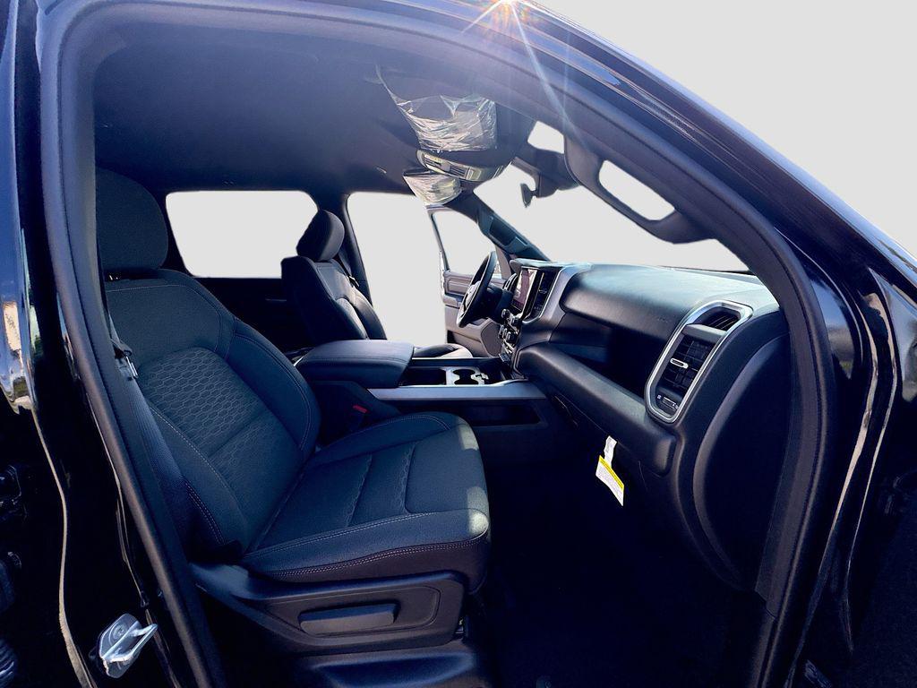 صورة مصغرة 30 لـ 2026 RAM 1500 EXPRESS