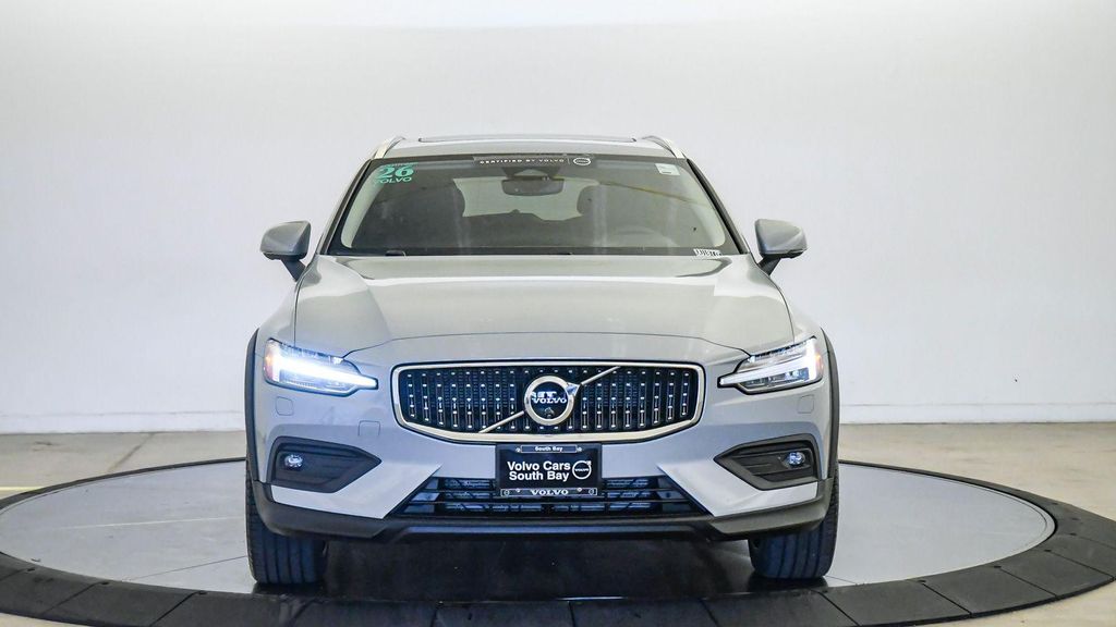 صورة 7 لـ 2025 Volvo V60 CROSS COUNTRY PLUS, B5 AWD GAS (MILD HYBRID)