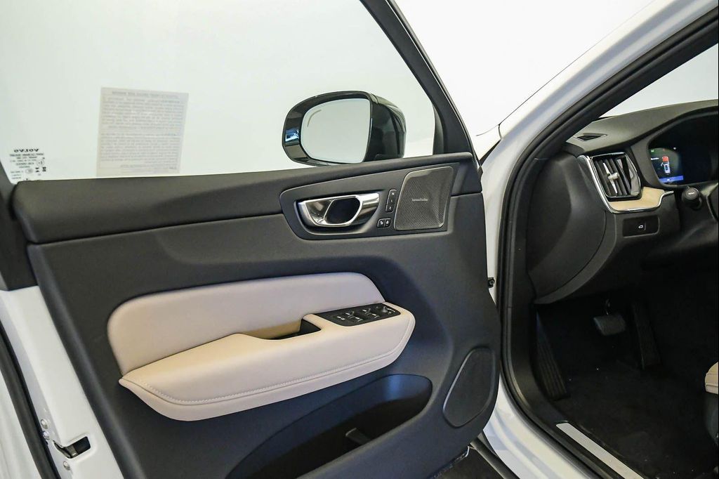 2026 Volvo XC60 B5 PLUS 缩略图 24