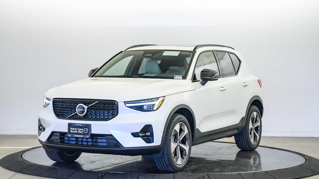 New 2026 Volvo XC40 Plus, B5 AWD Gas (mild hybrid), Dark