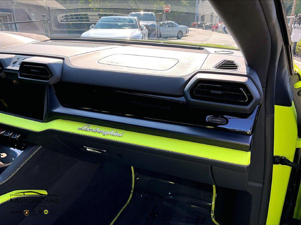 2025 Lamborghini URUS SE 缩略图 15