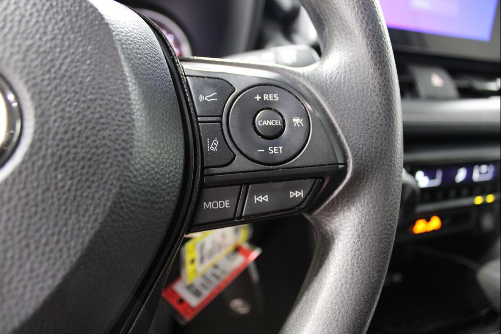 صورة مصغرة 11 لـ 2024 Toyota RAV4 LE