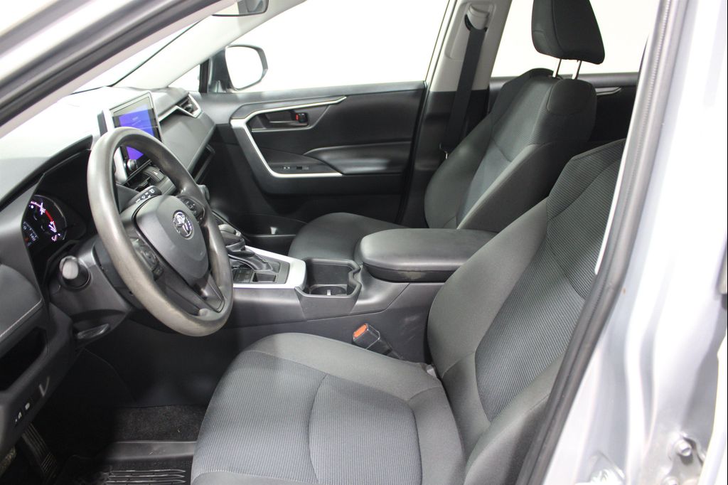 صورة 3 لـ 2024 Toyota RAV4 LE