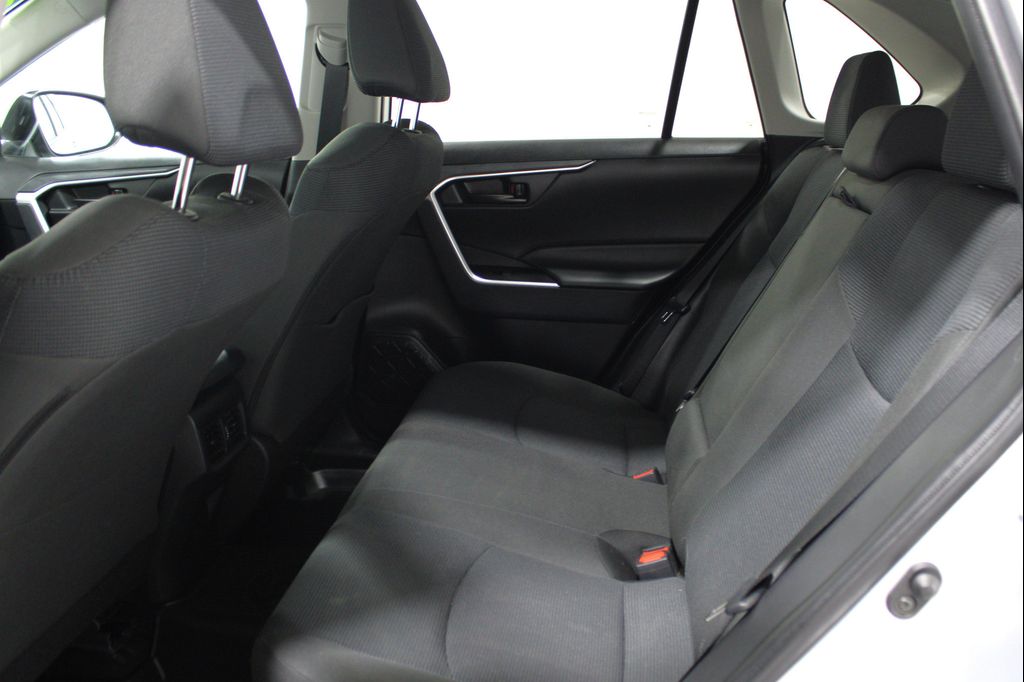 صورة مصغرة 19 لـ 2024 Toyota RAV4 LE