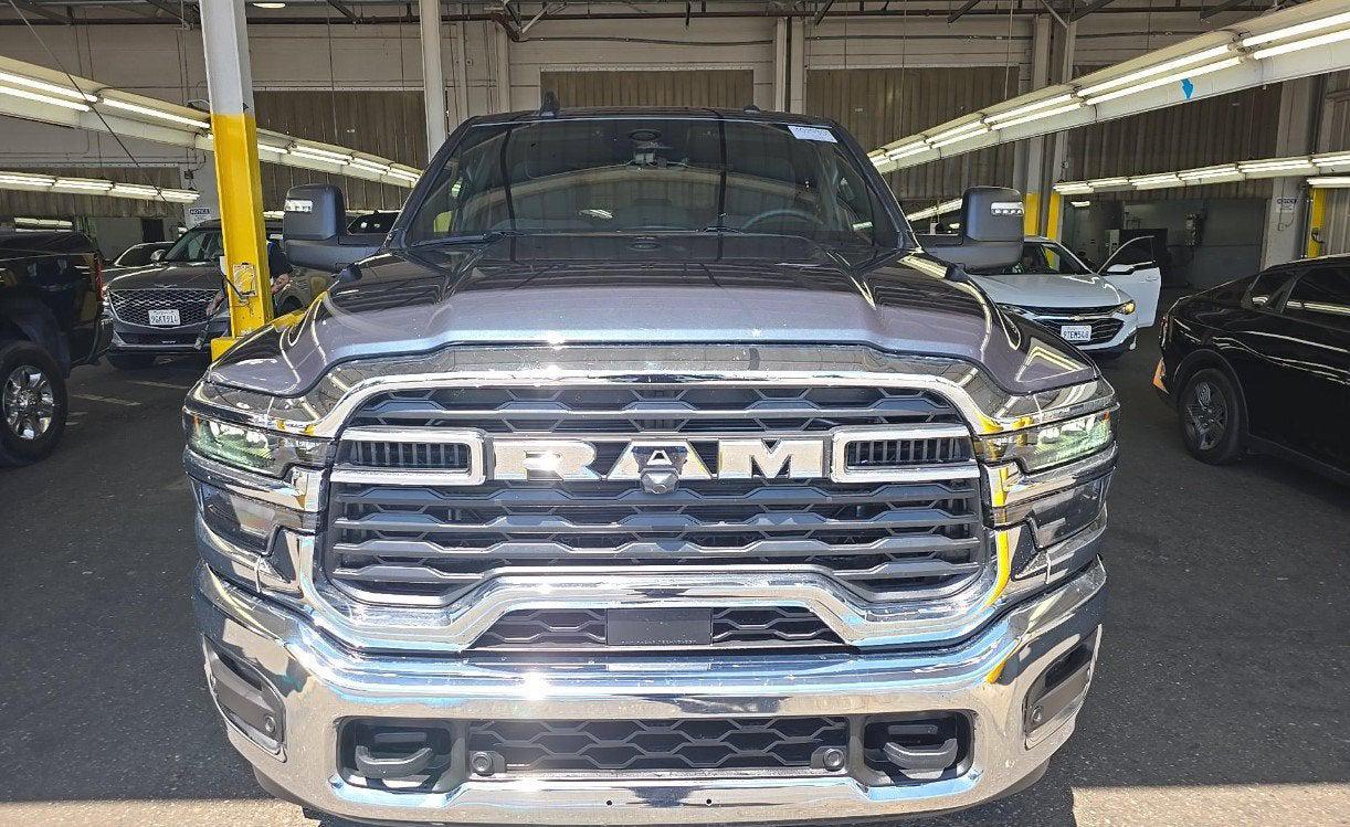 صورة 3 لـ 2026 RAM 2500 BIG HORN CREW CAB 4X4 6'4' BOX