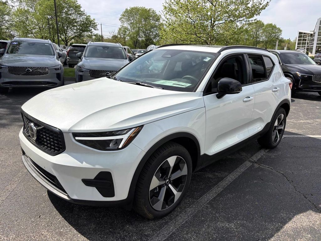New 2026 Volvo XC40 Core, B5 AWD Gas (mild hybrid), Dark