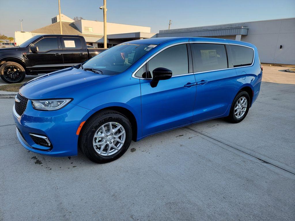 New 2026 Chrysler Pacifica Select