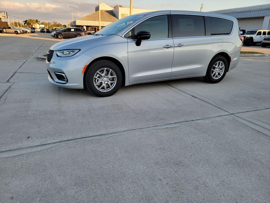 New 2026 Chrysler Pacifica Select