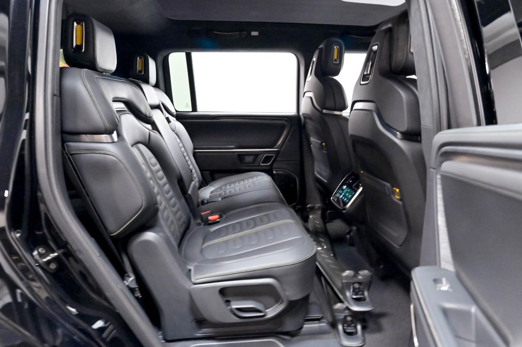 صورة مصغرة 30 لـ 2023 Rivian R1S ADVENTURE