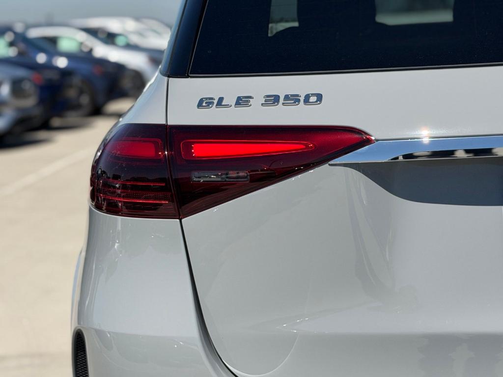 2026 Mercedes-BENZ GLE — миниатюра 11