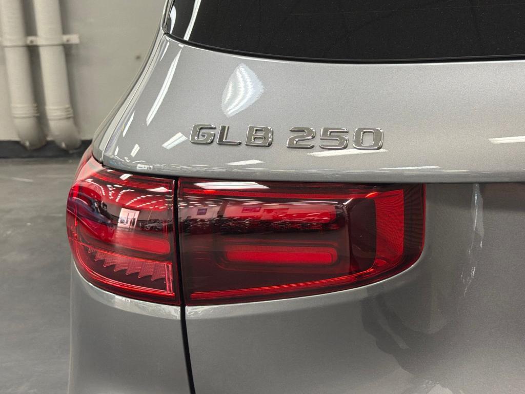 2026 Mercedes-BENZ GLB — миниатюра 13